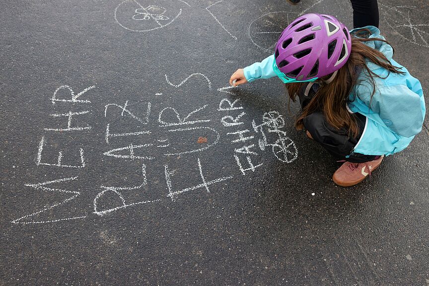 Kreidezeichnung Mehr Platz fürs Fahrrad Kreidezeichnung Mehr Platz fürs Fahrrad